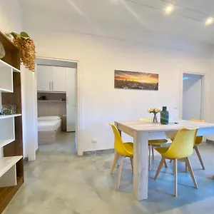  Apartment Casa Rosa- Nel Con Posto Auto, Zona Tranquilla,wifi Gratuito,aria Condizionata Italy